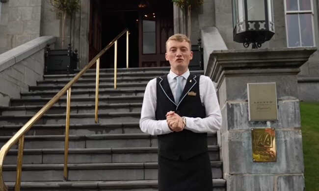 Der Kellner. Quelle: Youtube Screenshot