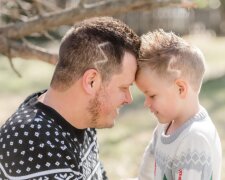 Ein fünfjähriges Kind schämt sich wegen der Narben auf seinem Kopf, und sein Vater hat sich einen Haarschnitt gemacht, um es zu unterstützen