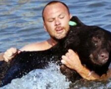 “Der Bär hatte nur noch wenige Minuten Zeit zu leben”: Ein tapferer Mann griff in das Schicksal dem Tiere ein. Plus ein Held, plus ein Leben