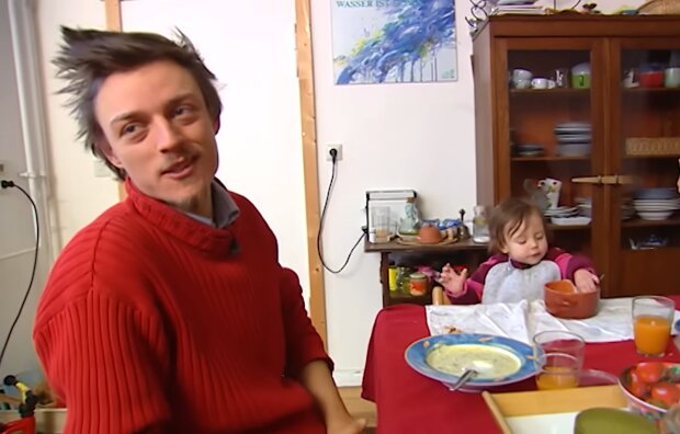 Dieser Mann lebt mit Frau und Kind komplett gratis. Quelle: Youtube Screenshot