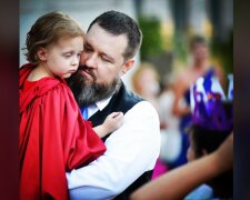 Alles zu schaffen: Eltern organisierten für ihr 5-jähriges krankes Mädchen die Hochzeit und einen Abschlussball