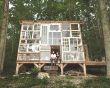 Ein sehr kreatives Paar baute ein Haus aus Fensterrahmen in der Wildnis