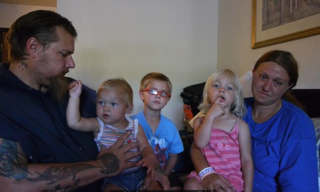 Der Heldenmut eines kinderreichen Vaters. Quelle: Youtube Screenshot