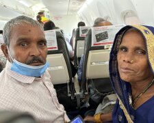 Ein Mann bezahlt die Mahlzeiten eines älteren Ehepaars auf seinem ersten Flug und inspiriert andere, "immer freundlich zu sein"