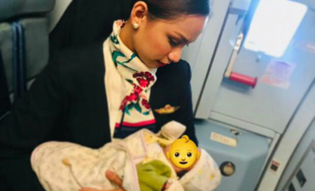 Der jungen Mutter ging die Mischung für das Baby aus, aber die Stewardess kam zur Rettung
