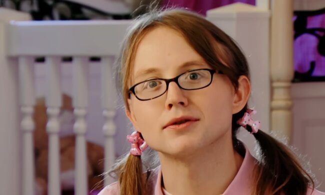 Wie ein Baby: Warum ein 12-jähriges Mädchen immer noch an einem Schnuller nuckelt