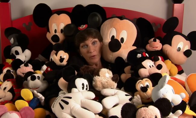 Janet sammelt über 5000 Mickey Mouse Objekte und setzt Weltrekord! Quelle: Youtube