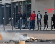 Interethnische Zusammenstöße in Frankreich: Behörden schicken Polizei und Armee in die Stadt