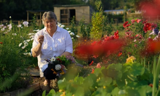 Frau im Garten. Quelle: Youtube Screenshot