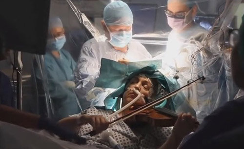 Lebenswunsch: Die Britin spielte Geige, während die Chirurgen ihr eine schwierige Operation machten. Betriebsvideo