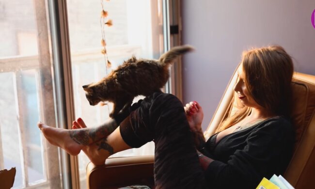 Eine Frau, die sich nicht um die Meinung anderer schert. Quelle: Youtube Screenshot