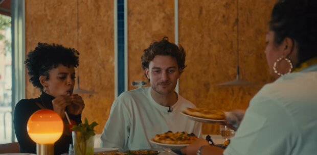 „Bestraft, weil wir unseren Teller nicht leer gegessen haben“: Junges Paar erlebt Restaurantärger