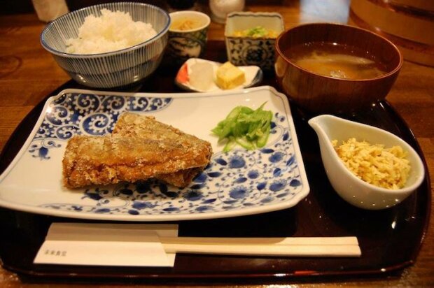 In Tokio wurde ein Restaurant eröffnet, in dem man kostenlos essen kann, wenn man eine Schicht dort arbeitet