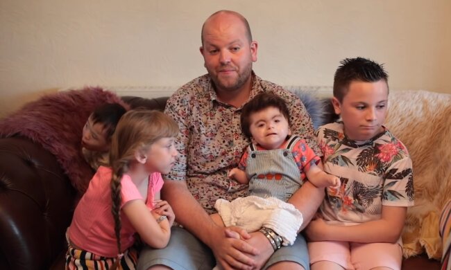 Ben und seine Adoptivkinder. Quelle: Screenshot Youtube