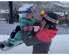 Kleines Mädchen auf dem Snowboard. Quelle: Video Screenshot