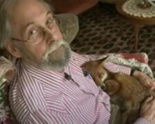 Ein Rentner nimmt einen schwachen Fuchs auf: Sein neuer pelziger Freund spielt mit ihm Ball und schläft in seinen Armen