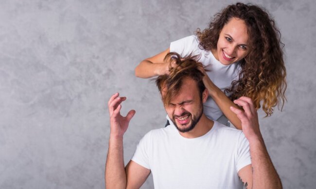 Ein Mädchen wusch ihrem Freund zum ersten Mal seit 6 Jahren die Haare: und das ist mit ihnen passiert