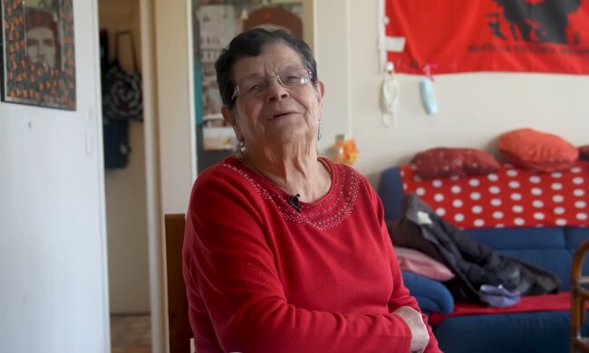 Bescheiden, aber aktiv: Eine Rentnerin erzählt. Quelle: Youtube Screenshot