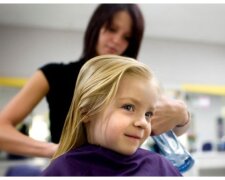 Ein Mädchen beim Friseur. Quelle: mirror.com