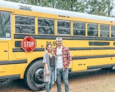 Um zu reisen: Ein Paar kaufte einen alten Schulbus und baute ihn in ein Traumhaus um