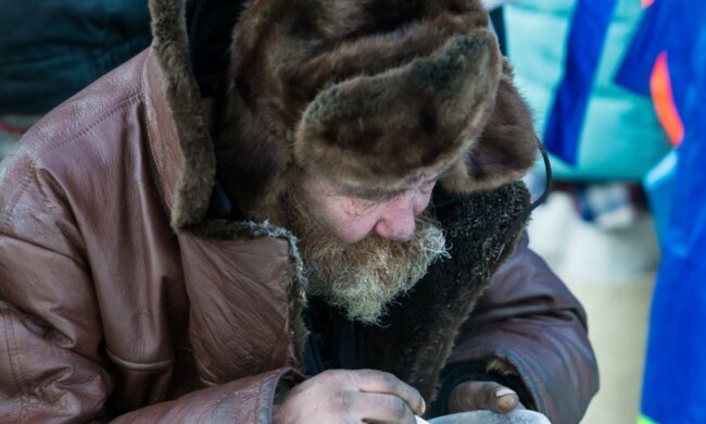 Die Frau half einem Obdachlosen und erwartete nicht einmal, dass er sich in ihr Privatleben einmischen würde