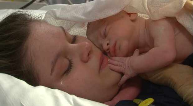 Zwischen Windeln und Formularen. Quelle: Youtube Screenshot