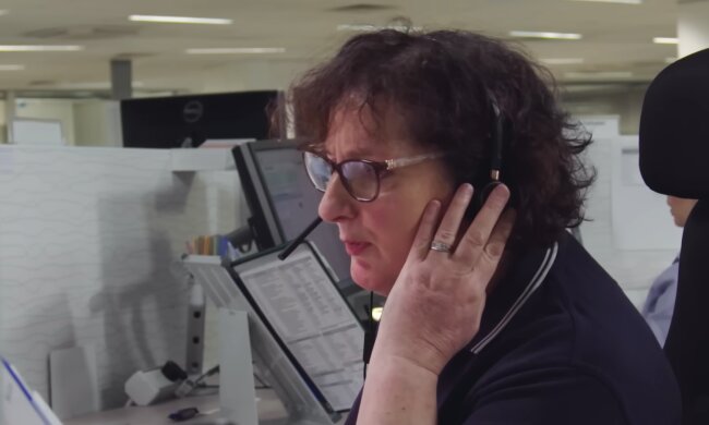 Vom Schreibtisch zur Hotline. Quelle: Youtube Screenshot