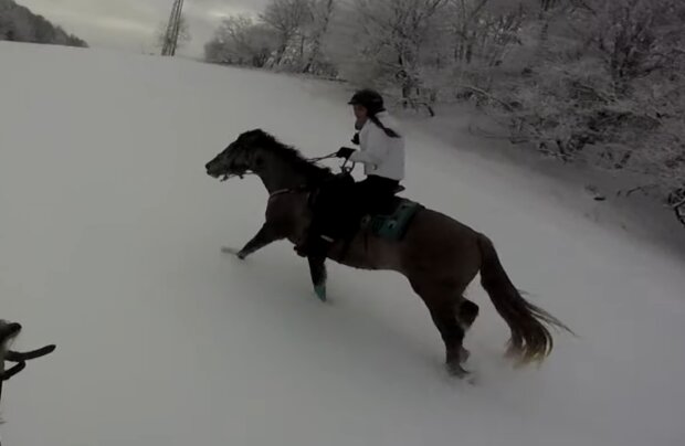 Eileen mit einem Pferd. Quelle: YouTube Screenshot
