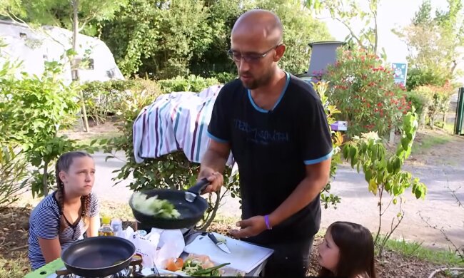 Sechsköpfige Familie trickst das System aus. Quelle: Youtube Screenshot
