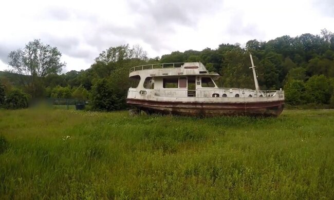 Ein verlassenes, jahrhundertealtes Schiff. Quelle: Youtube Screenshot