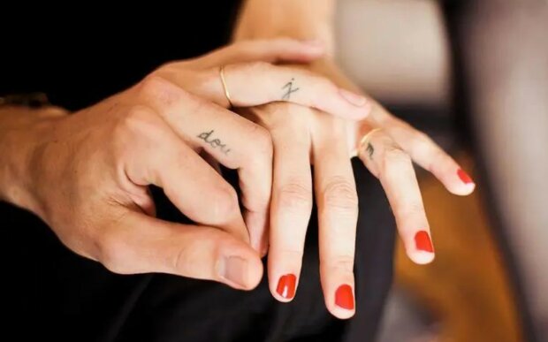 Warum verliebte Paare ein Tattoo anstelle eines Eherings bekommen