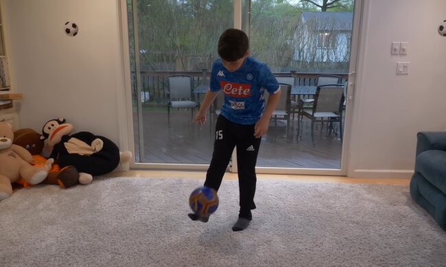 Junge spielt Fußball zu Hause. Quelle: Youtube Screenshot