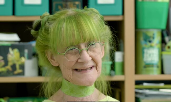 Die Frau, die alles in Grün kauft. Quelle: Youtube Screenshot