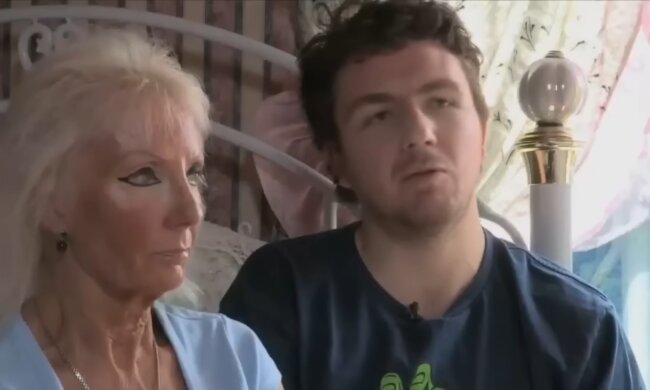 67-jährige Frau genießt das Leben mit jüngeren Männern. Quelle: Youtube