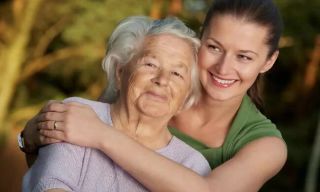 Pflegegroßmutter: Frau hat eine Oma aus einem Pflegeheim zu sich genommen: was dabei herauskam