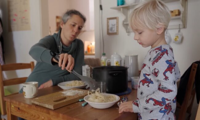 „Jeden Tag muss ich eine Menge Probleme lösen“: Alleinerziehende Mutter spricht über die Herausforderungen bei der Erziehung ihrer Tochter