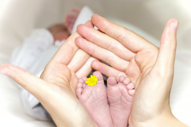Schutzengel: Mutter fotografierte ihre neugeborene Tochter und ehrt damit Andenken ihres Sohns