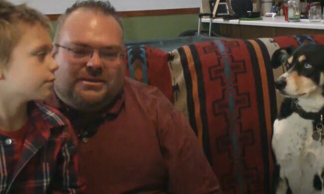 Vater, Sohn und Hund. Quelle: Screenshot