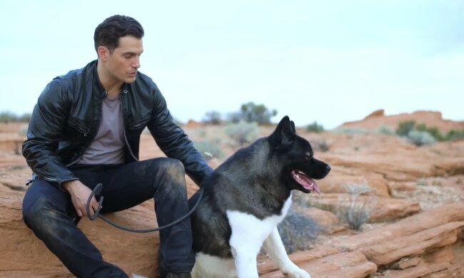 Henry Cavill mit dem Hund. Quelle: Youtube Screenshot