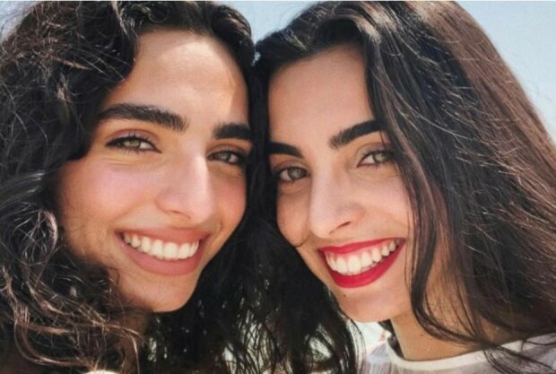 Zwei Frauen haben versehentlich einander gefunden: Die junge Frau hat ihre Doppelgängerin in einem anderen Land gefunden