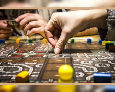 Ein Spielbrett. Quelle: mann-ivanov-ferber.com