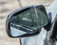 Autobesitzerin fand ihren Spiegel abgerissen: Doch ein Zettel, der am Auto lag, änderte ihre Meinung