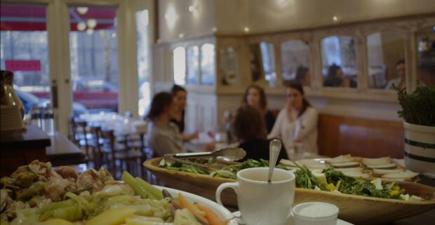 Vier Freundinnen flüchten aus Restaurant, ohne zu bezahlen. Quelle: Youtube Screenshot