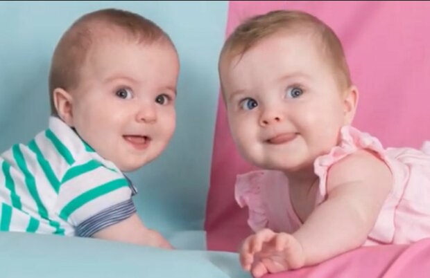 Zwillinge mit Altersunterschied. Quelle: Screenshot YouTube