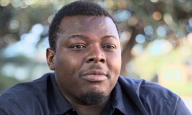 Ein Obdachloser verbrachte täglich 6 Stunden auf dem Weg zur und von der Arbeit, aber seine Kollegen halfen, die Situation in Ordnung zu bringen