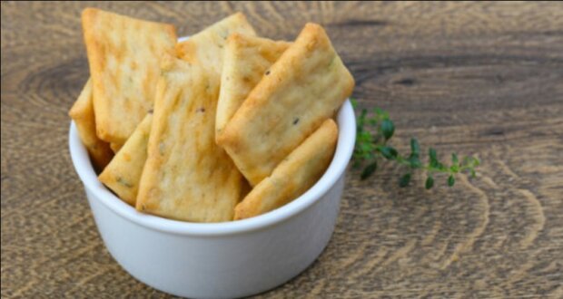 Ein einfaches Rezept für ungesüßte Käsekekse: “Man bekommt hausgemachte Cracker, man kann beliebige Kreuzungen hinzufügen”