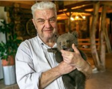 Ein Bauer rettete ein verwaistes Bärchen, das auf der Suche nach Nahrung im Dorf herumirrte