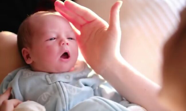 Ein Säugling benötigt die Aufmerksamkeit rund um die Uhr. Quelle: Screenshot YouTube