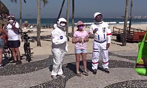 Der Strand ist wie ein Weltraum: warum trägt ein brasilianisches Paar Astronautenanzüge