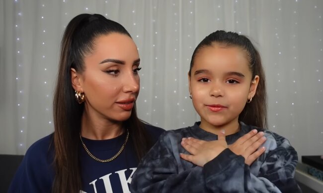 Die Freude am Schminken. Quelle: Youtube Screenshot